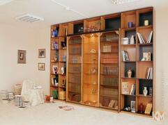 Узкий шкаф для книг с антерсолью и подсветкой «Стеклянный», фотография 1