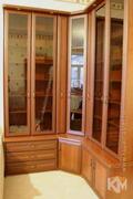 Угловой книжный шкаф со стеклянными дверцами «Под дерево», фотография 1