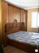 Кровать «Арка» с полками и шкафами темного цвета, фотография 1